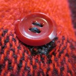 赤いプラスティックボタン